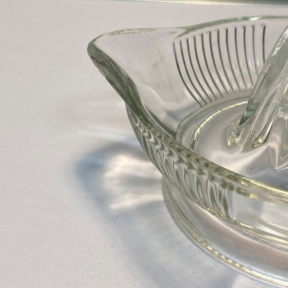 Vintage Federal Clear Glass Citrus Juicer Reamer Loop Handle Spout Farmhouse - Picture 5 of 12